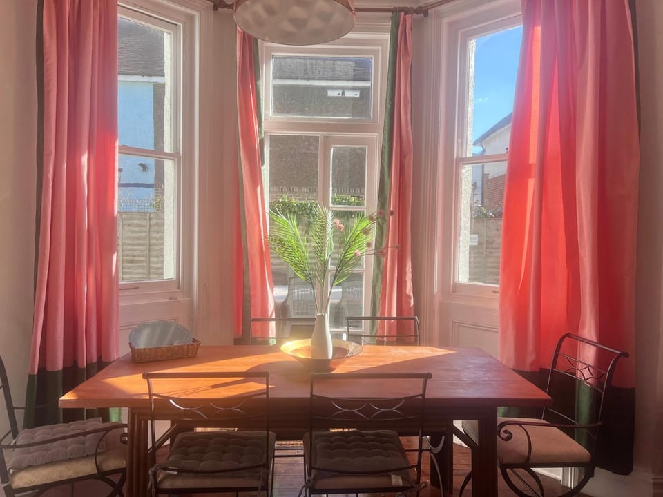 Seating area, Dining area