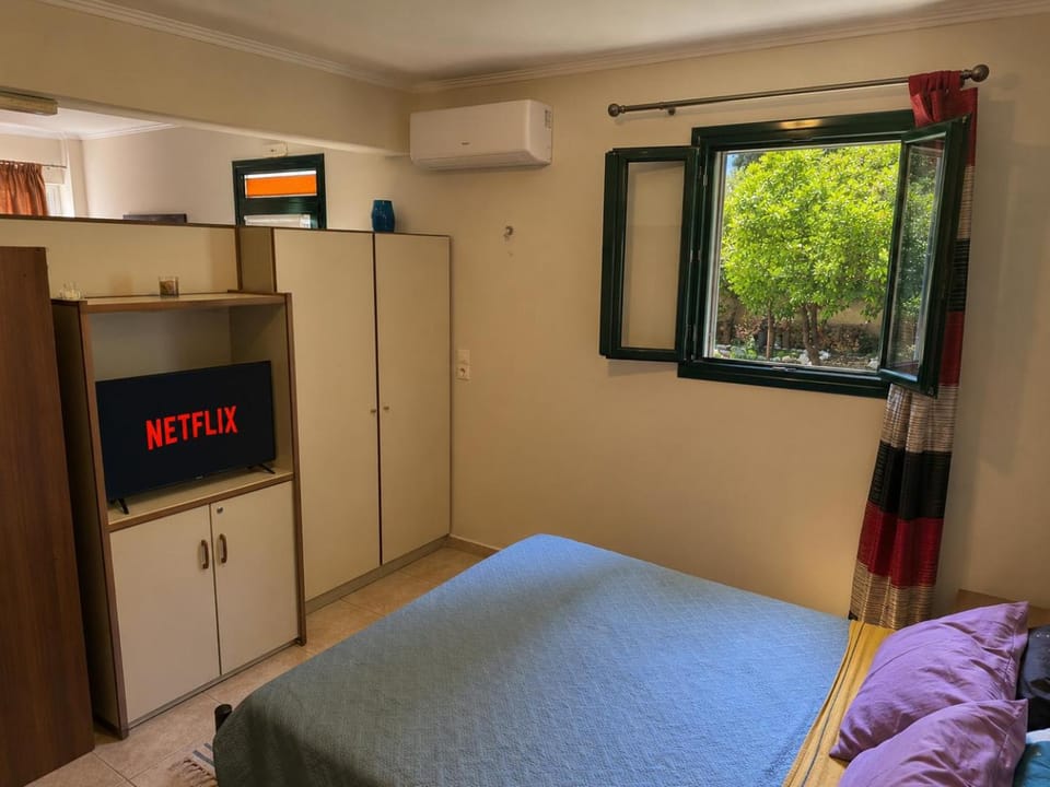 Bed, TV and multimedia, Bedroom, wardrobe, air conditioner