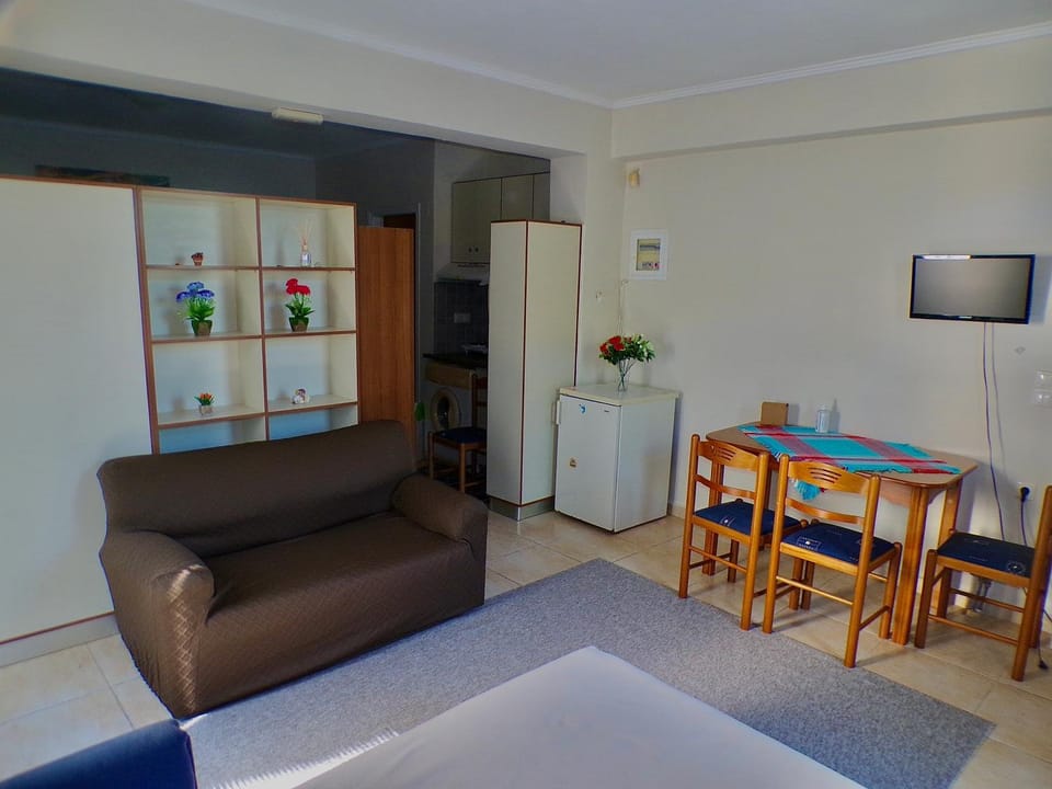 Bed, TV and multimedia, Kitchen or kitchenette, Living room, Seating area, Dining area, minibar