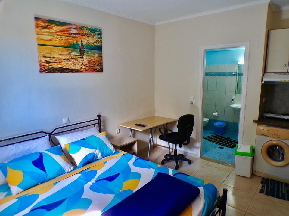 Shower, Toilet, Bed, Bathroom, TV and multimedia, Kitchen or kitchenette, Photo of the whole room, Bedroom, wardrobe, washing machine