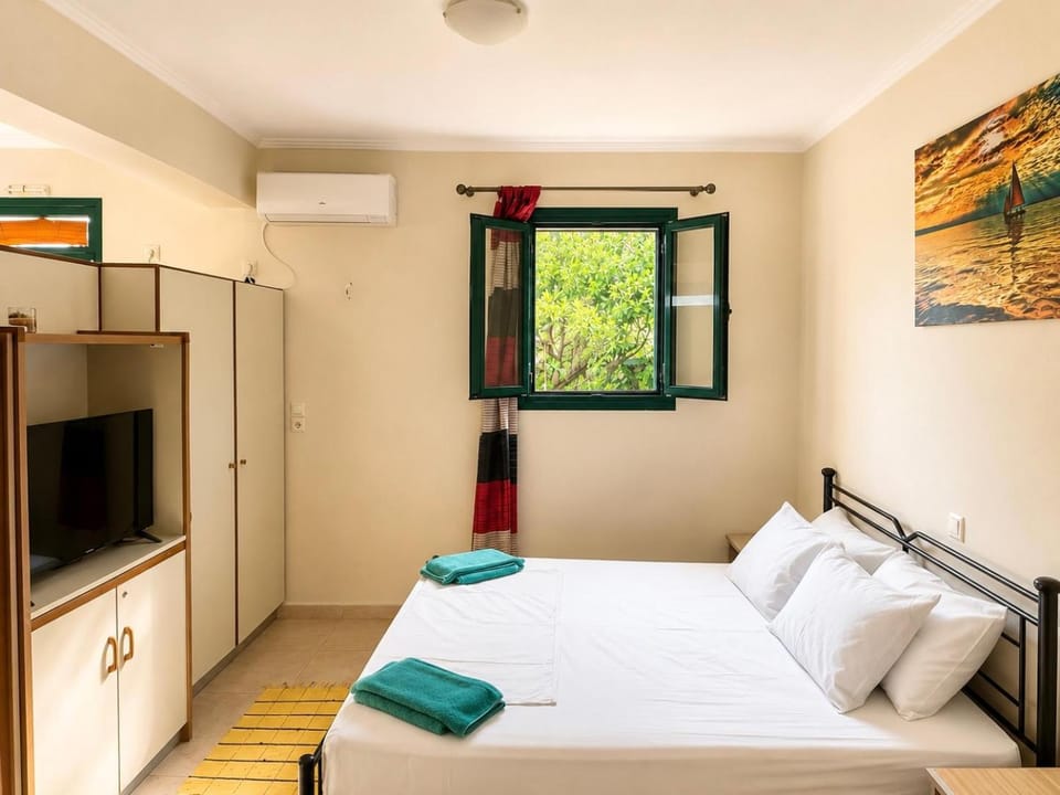 Bed, TV and multimedia, Garden view, wardrobe, air conditioner