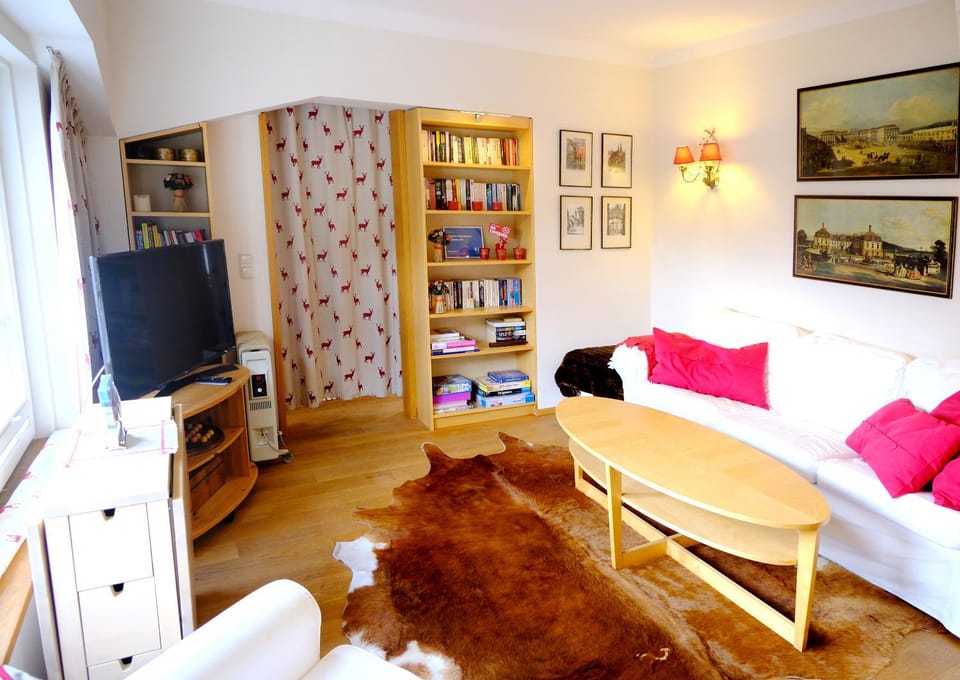 Library, TV and multimedia, Living room, Seating area, Evening entertainment