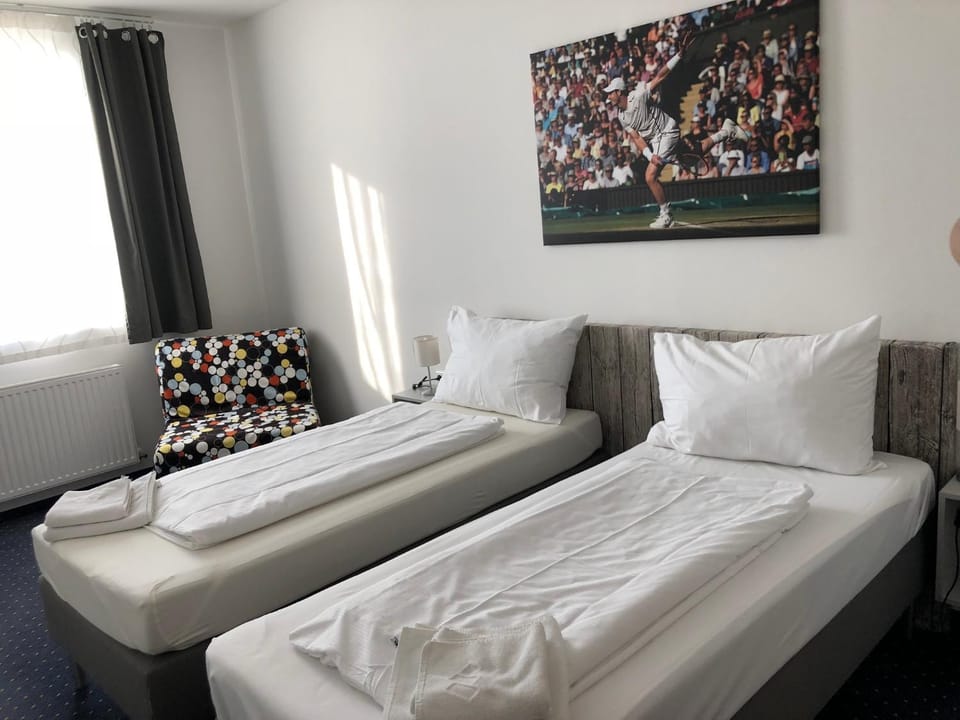 Communal lounge/ TV room, Bed, TV and multimedia, Photo of the whole room, Decorative detail, Decorative detail, Bedroom