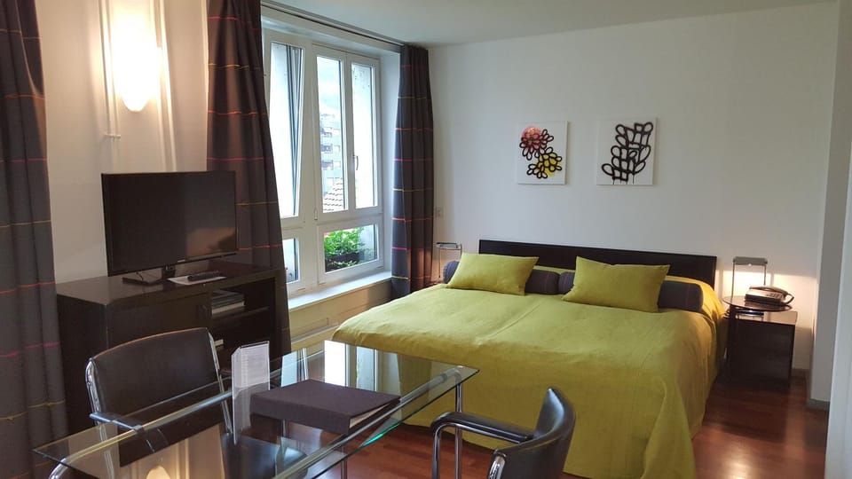 Staff, Bed, Photo of the whole room, Bedroom, Garden view