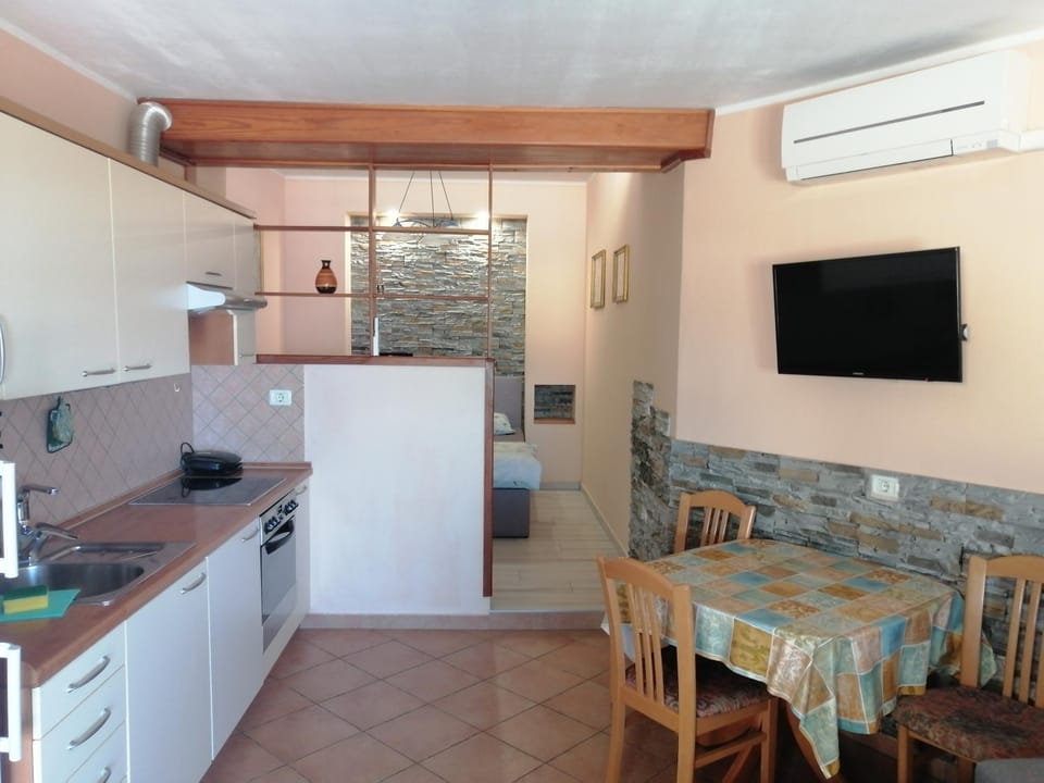 TV and multimedia, Kitchen or kitchenette, Dining area, oven, air conditioner