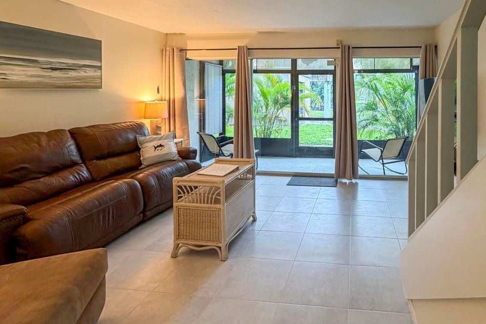 Cozy Condo w/ Pool Access 1 Mi From Siesta Key House in Gulf Gate Estates