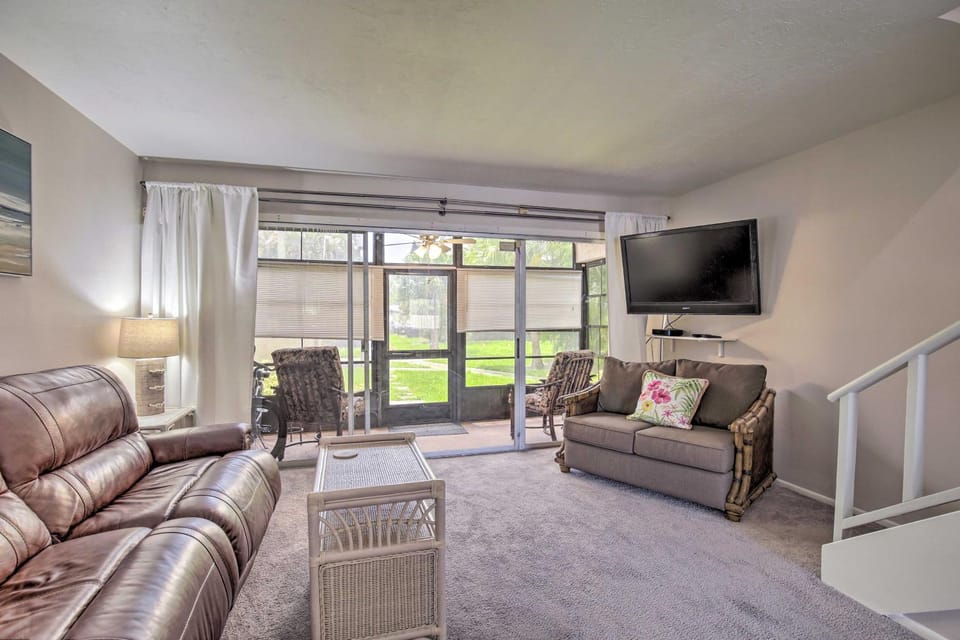 Condo w/ Pool Access < 4 Miles to Siesta Key Beach House in Gulf Gate Estates