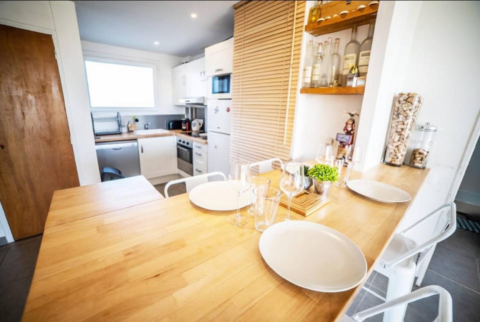 Dining area, kitchen