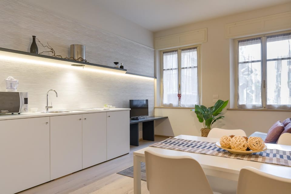 Kitchen or kitchenette, minibar