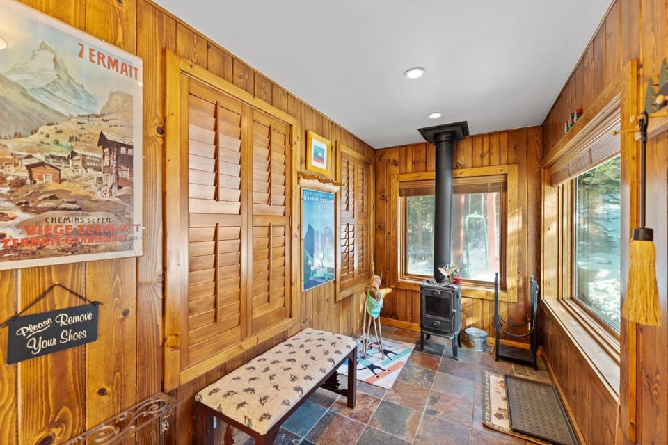 Facade/entrance, Seating area, fireplace, furniture, heating