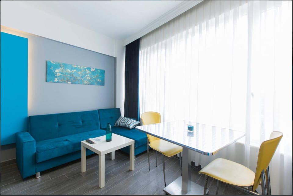 Seating area, Dining area
