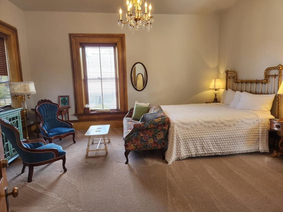 Bed, Seating area