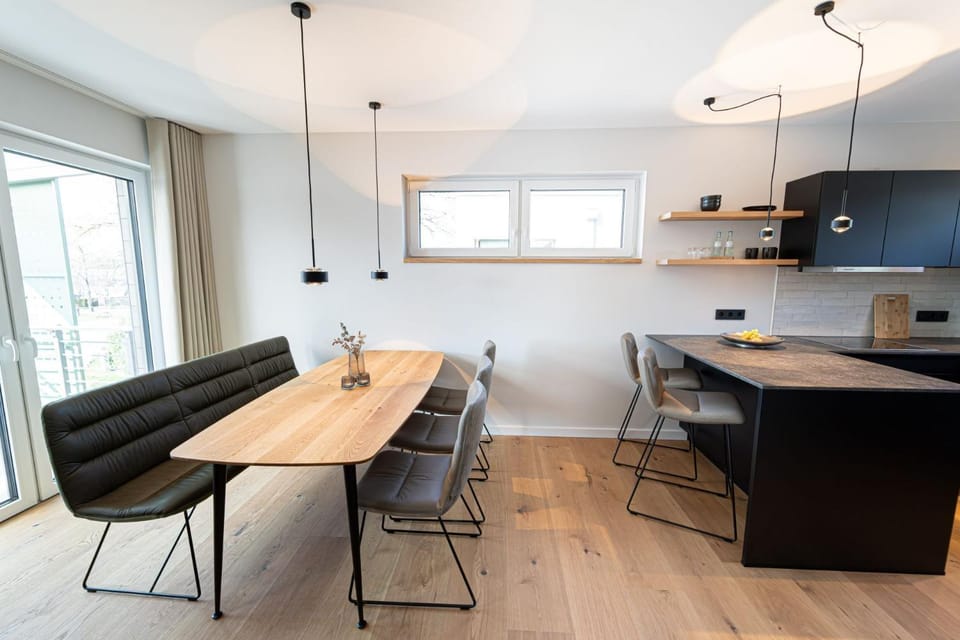 Kitchen or kitchenette, Living room, Seating area, Dining area