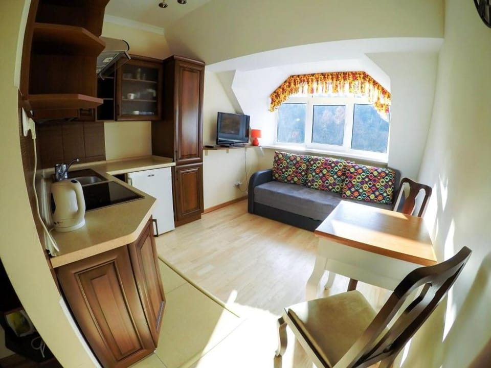 Bed, TV and multimedia, Coffee/tea facilities, Kitchen or kitchenette, Living room, Seating area, Dining area, Bedroom, City view, Mountain view, Street view
