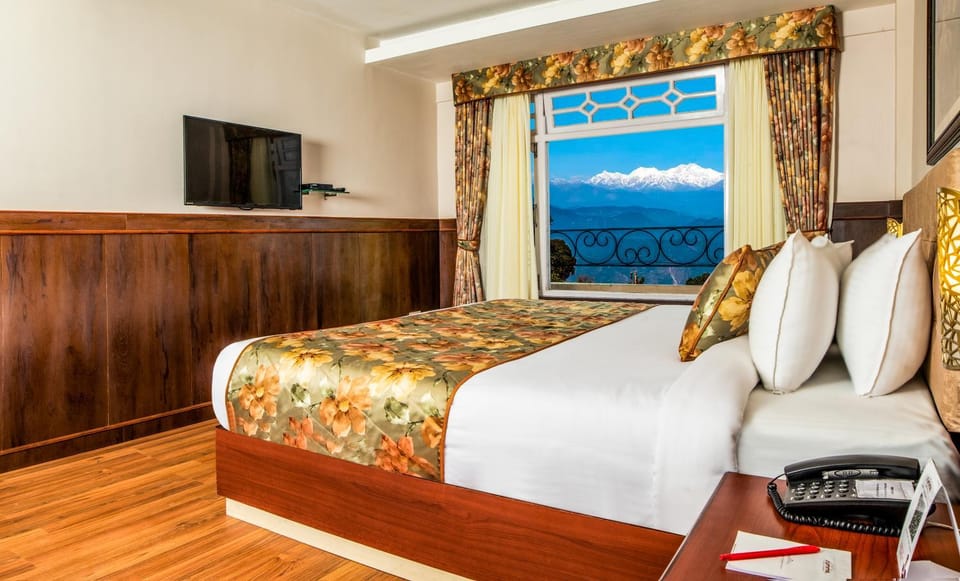 Communal lounge/ TV room, Bed, TV and multimedia, View (from property/room), Photo of the whole room, Bedroom, Mountain view