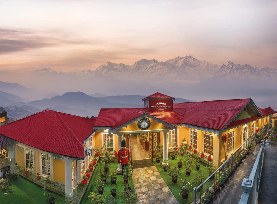 Property building, Patio, Facade/entrance, Garden, Decorative detail, Mountain view