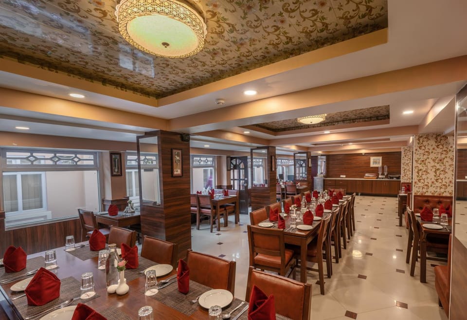 Restaurant/places to eat, Decorative detail, Seating area, Dining area, Breakfast, Lunch, Dinner