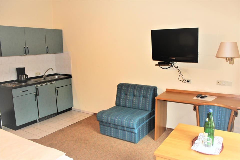 Kitchen or kitchenette, Seating area, Dining area