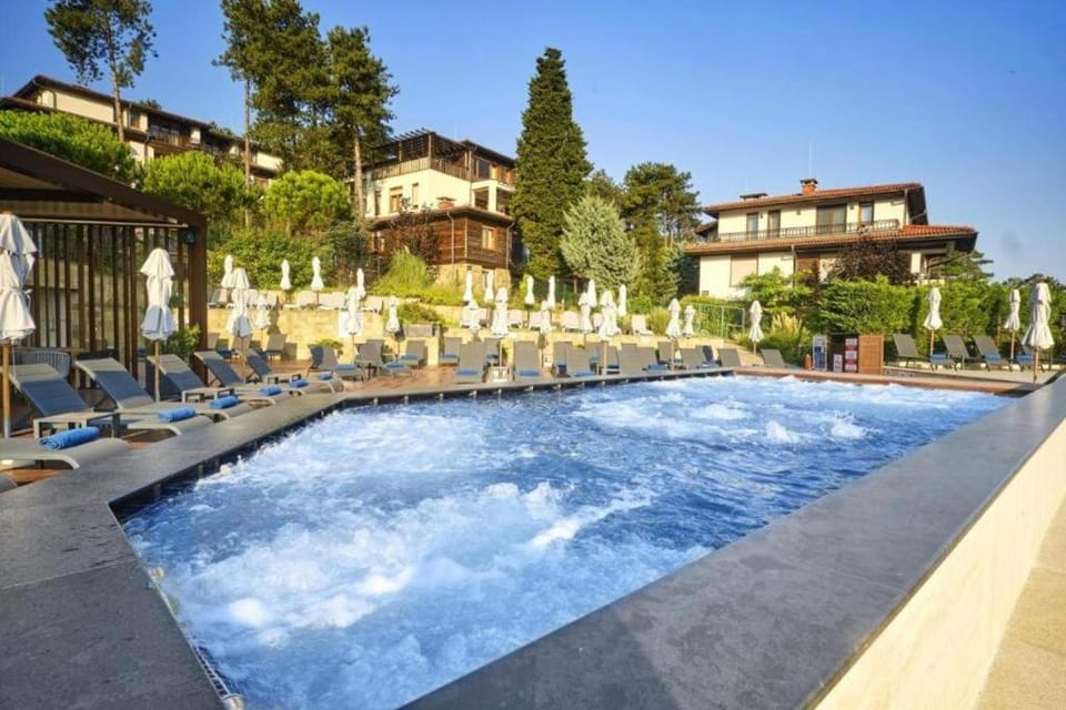 Spa and wellness centre/facilities, Pool view, Swimming pool, sunbed