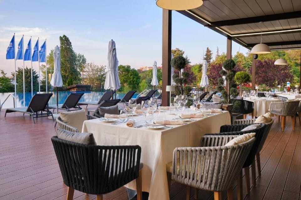 Restaurant/places to eat, Seating area