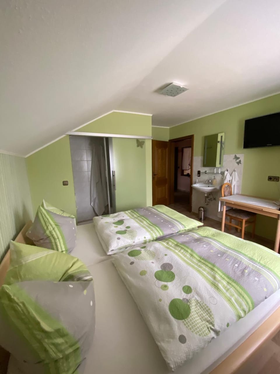 Shower, Toilet, Bathroom, TV and multimedia, Bedroom