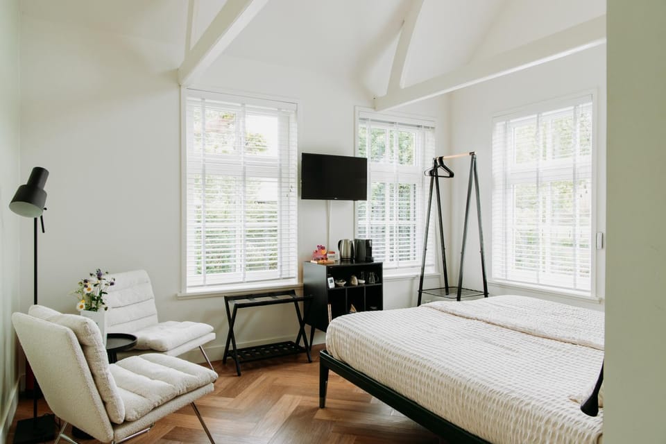 Bed, TV and multimedia, Seating area, Bedroom