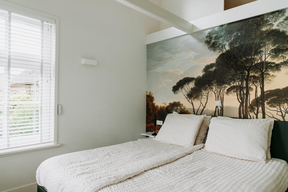 Bed, Photo of the whole room, Decorative detail, Bedroom