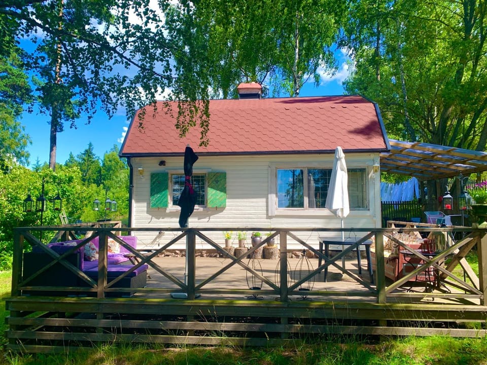 Charmig stuga av rustik stil i Stockholms område House in Stockholm County