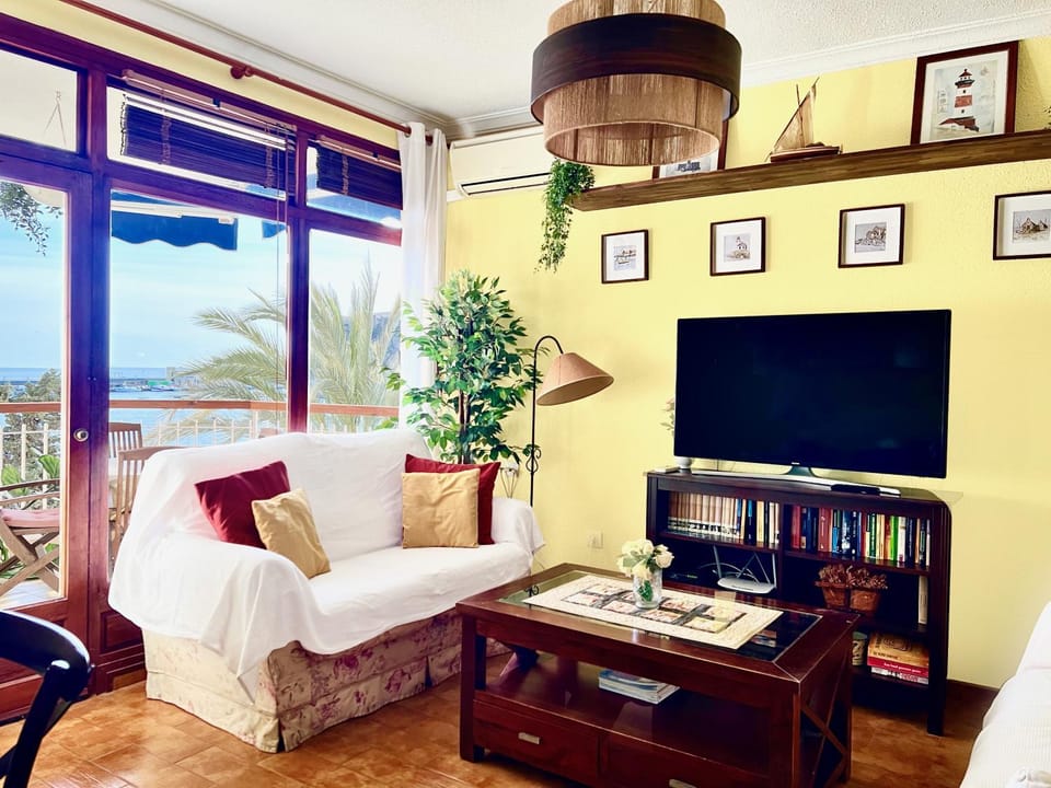 Library, TV and multimedia, Living room, Photo of the whole room, Seating area, City view, City view, Landmark view, Landmark view, Mountain view, Mountain view, Sea view, Sea view, Quiet street view