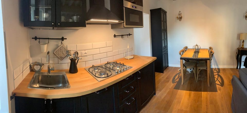Coffee/tea facilities, Kitchen or kitchenette, Seating area, Dining area