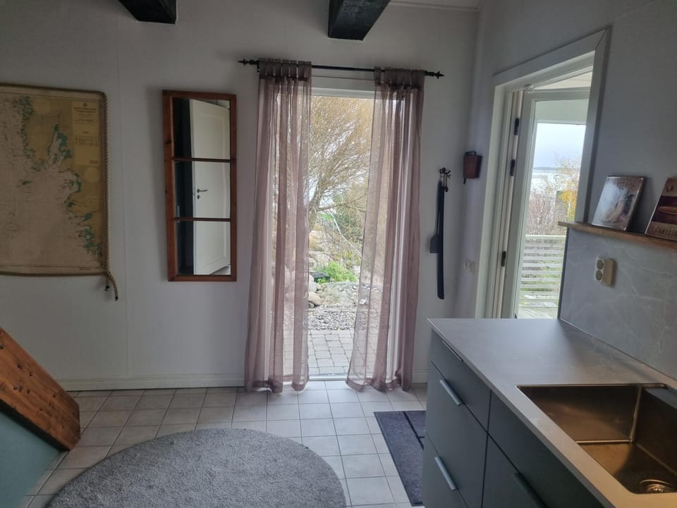 Facade/entrance, kitchen