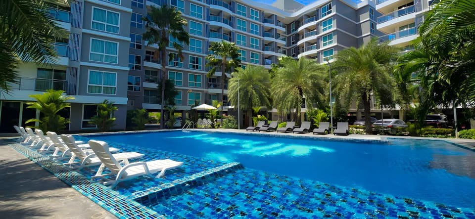 Property building, Day, Pool view, Swimming pool, sunbed