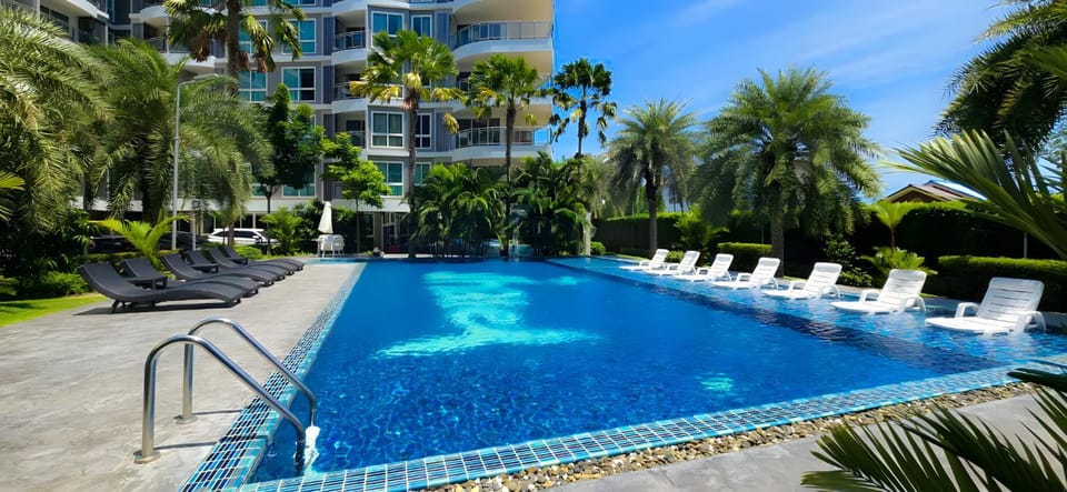 Day, Swimming pool, sunbed