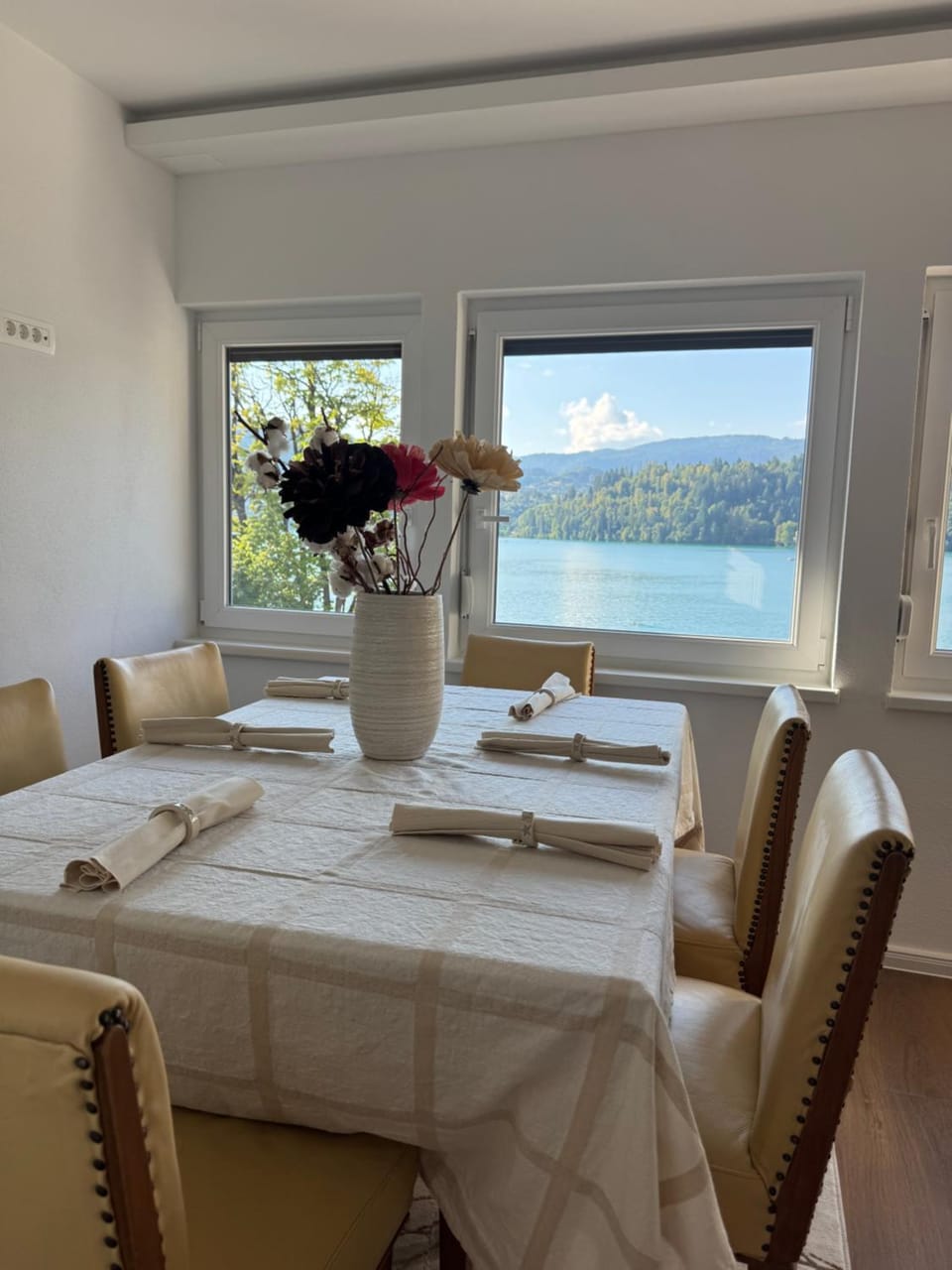 Dining area, Lake view