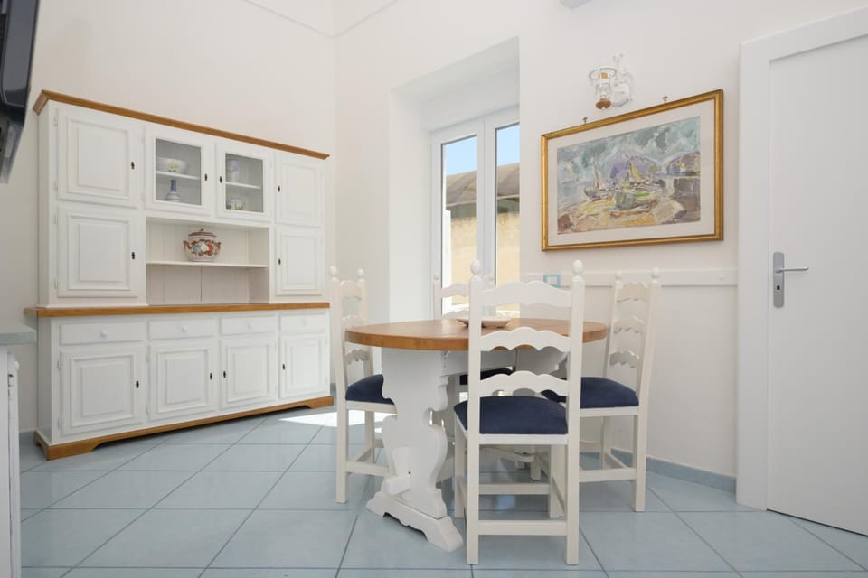 Un Angolo di Mare...nel centro di Ischia! House in Ischia