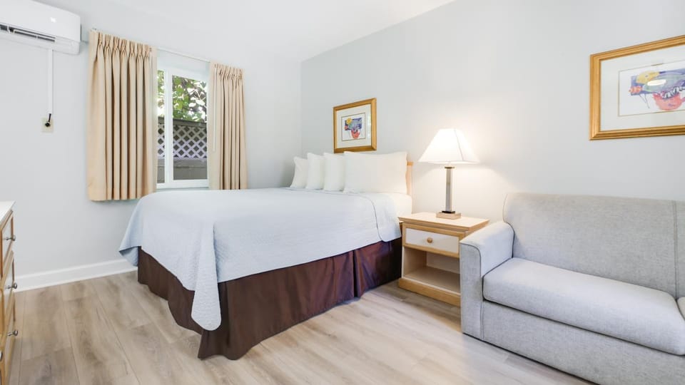 Bed, Photo of the whole room, Seating area, Bedroom