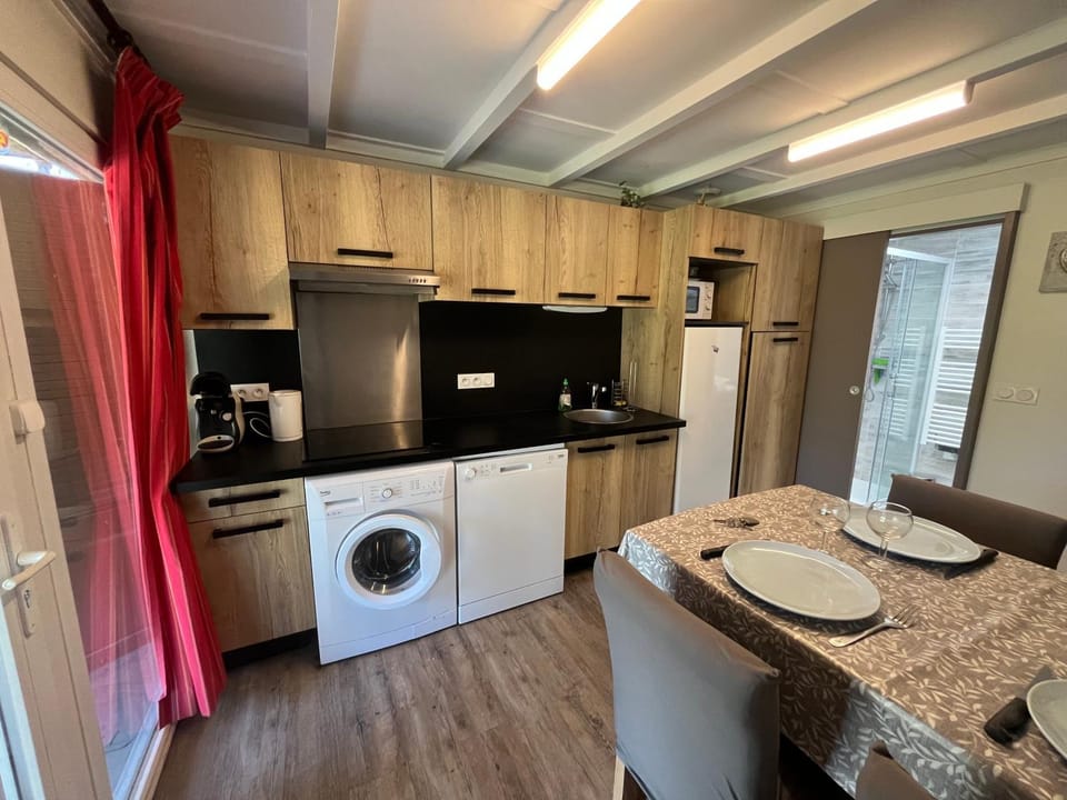 Kitchen or kitchenette, Dining area, dishwasher, stove, washing machine