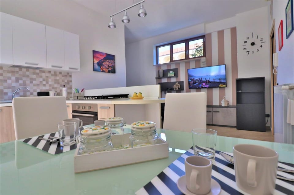 Photo of the whole room, Decorative detail, Dining area