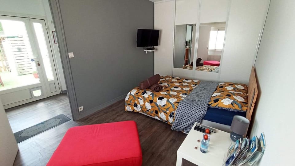 Bed, TV and multimedia, Photo of the whole room, Bedroom