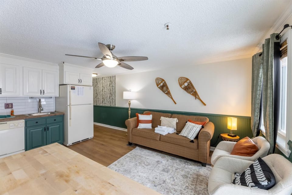 ML 294 Ski-InOut Slope Views Steps to Ballhooter Sleeps 6 Apartment in Snowshoe
