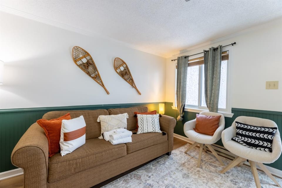 ML 294 Ski-InOut Slope Views Steps to Ballhooter Sleeps 6 Apartment in Snowshoe