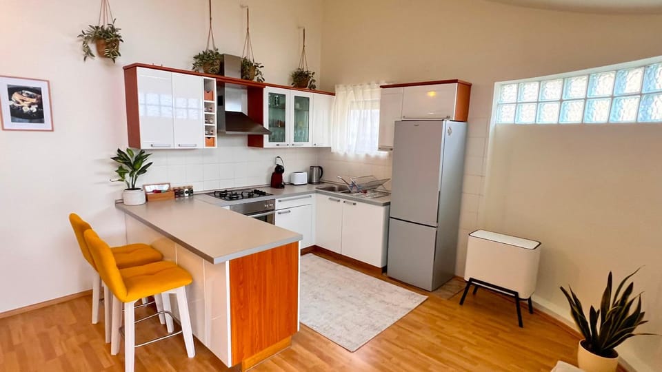 Lounge or bar, stove, kitchen