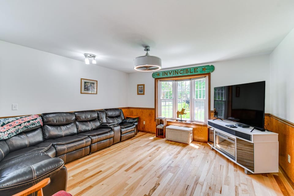 Walk to Waterfalls & Dining: Finger Lakes Escape! House in Montour Falls
