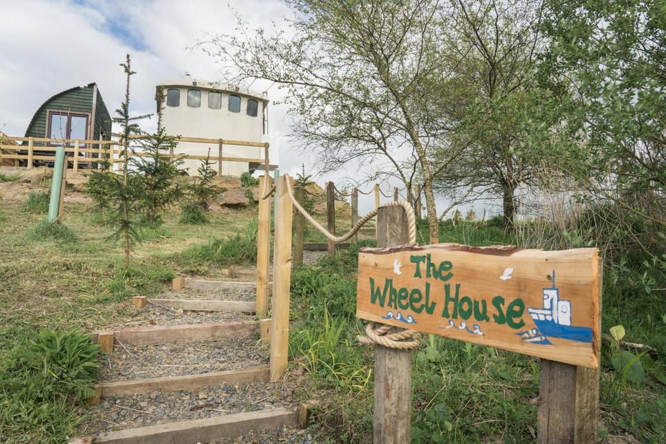 Property building, Facade/entrance, Spring, Day, Natural landscape, View (from property/room), Logo/Certificate/Sign, acessibility
