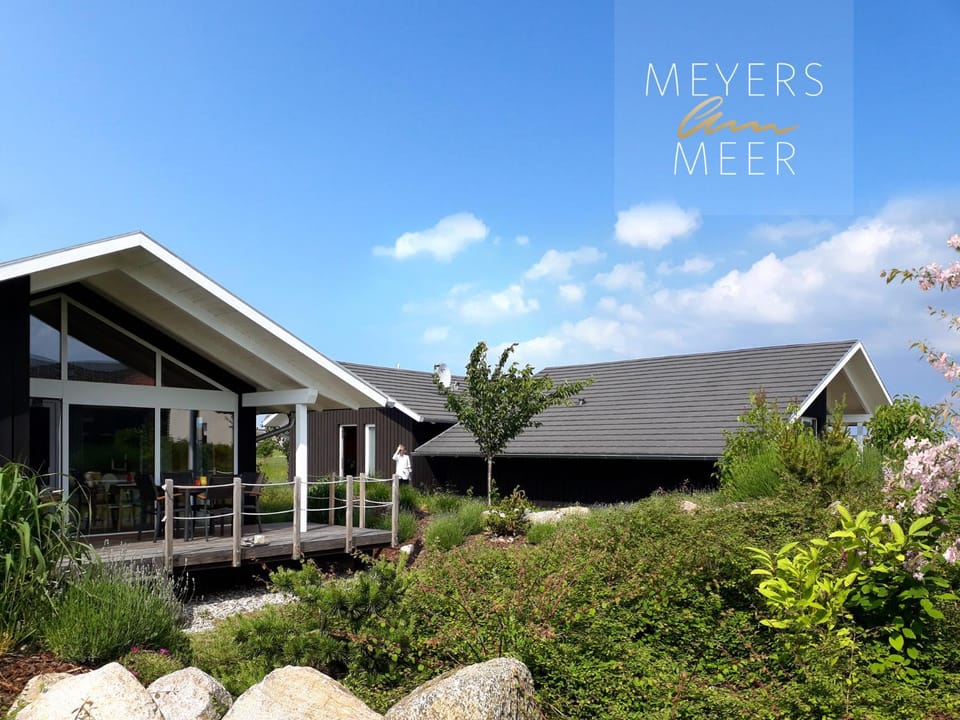 Facade/entrance, Spring, Day, Property logo or sign, Summer, BBQ facilities, Children play ground, Fishing, Garden, Golfcourse, Horse-riding, Minigolf, Balcony/Terrace, Decorative detail, Beach, Hiking, Cycling, On site, Garden view, Family