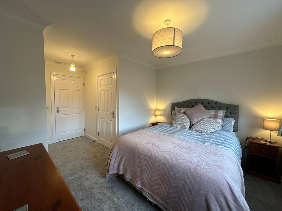 Shower, Bed, Photo of the whole room, Bedroom, wardrobe