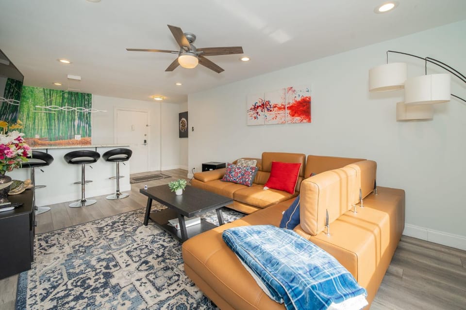 Just renovated 3 BR/2Bath/ parking+ downtown view Apartment in Atlanta