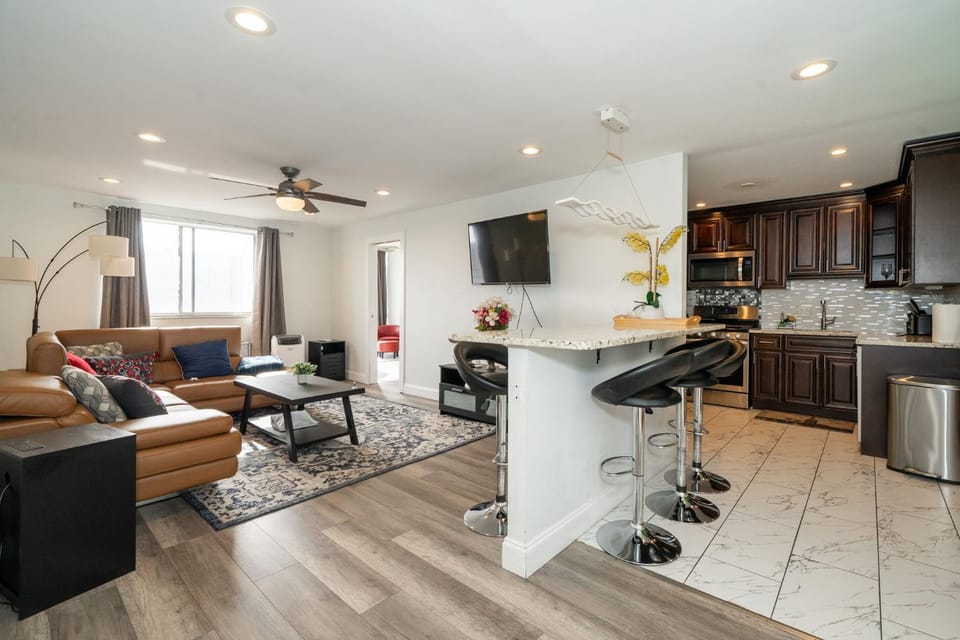 Just renovated 3 BR/2Bath/ parking+ downtown view Apartment in Atlanta
