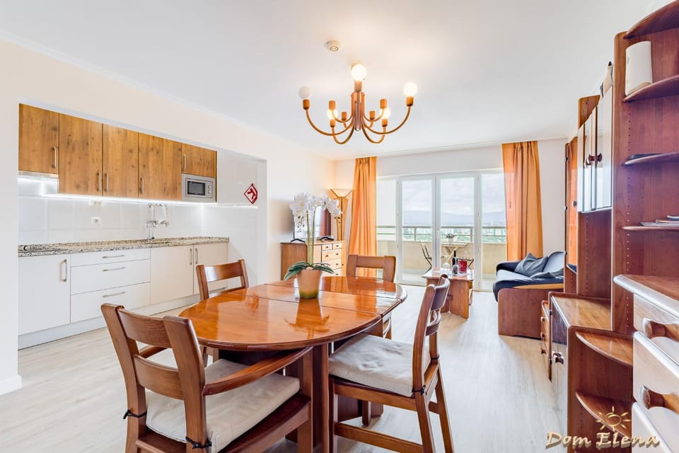 Kitchen or kitchenette, Living room, Seating area, Dining area, stove