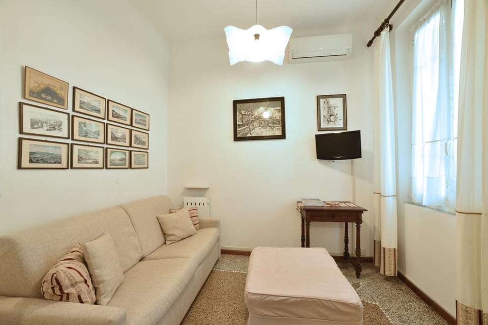 Communal lounge/ TV room, Seating area